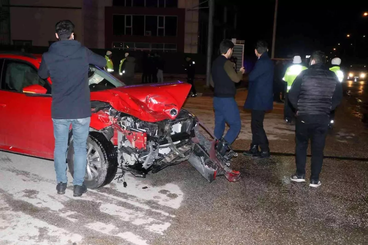 Makas atan araçtan kaçarken minibüsle çarpıştı: 2 yaralı