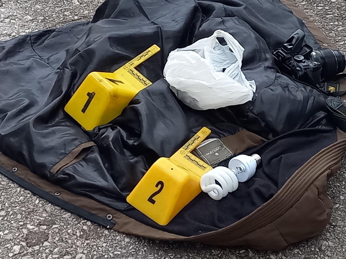 Manisa\'da polis ekiplerinin durdurduğu araçtan kaçan şüphelinin montundan uyuşturucu çıktı
