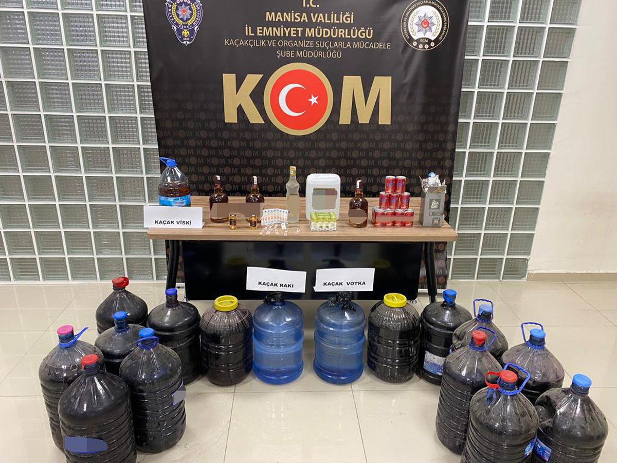 Son dakika haber: Manisa\'daki kaçak ve sahte içki operasyonunda iki kişi yakalandı