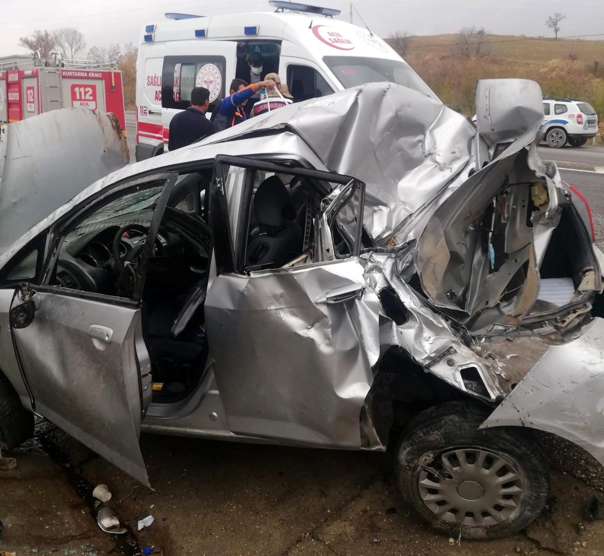 Son dakika haberi: Otomobil bariyerlere çarpıp takla attı: 1 ölü, 2 yaralı