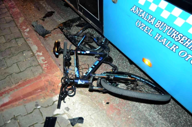 Son dakika haber! Otomobil önce bisiklete sonra duraktaki otobüse çarptı: 1 ölü, 2 yaralı
