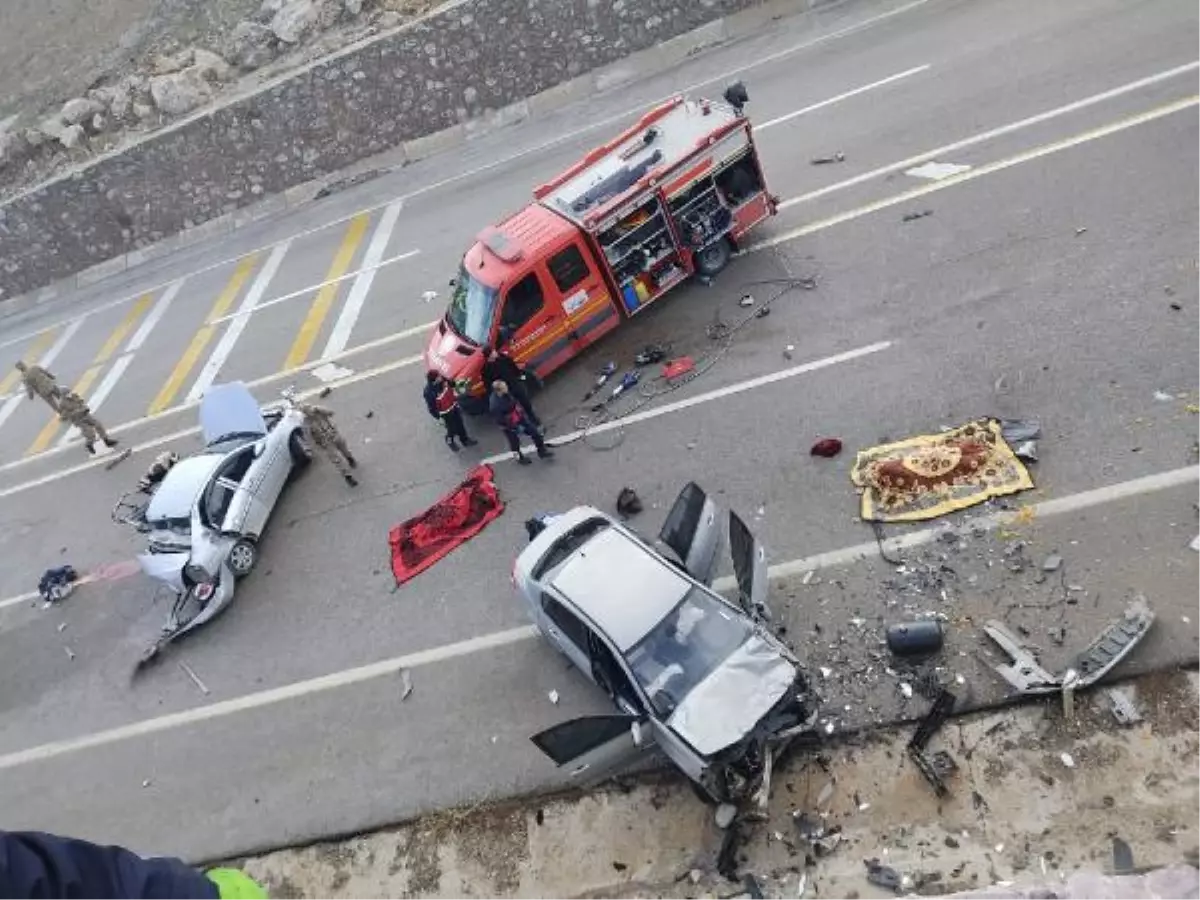 Otomobiller çarpıştı; 2 ölü, 5 yaralı