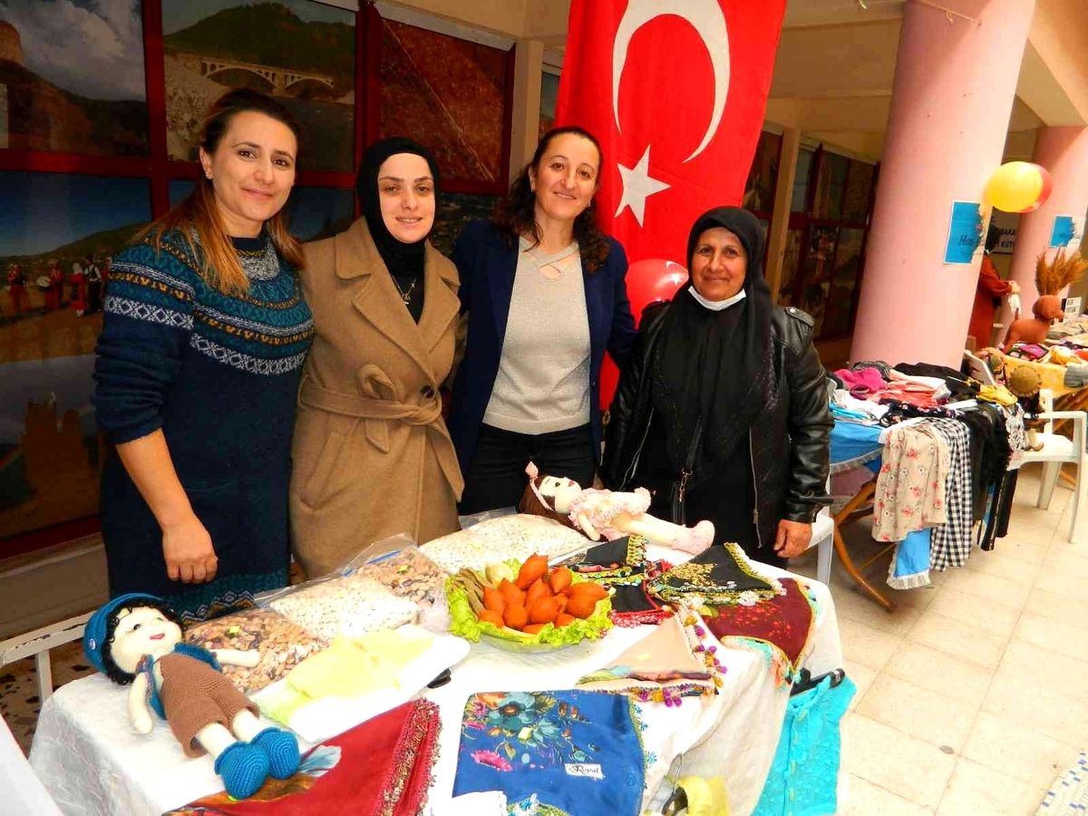 Posof\'lu hanımlar el emeklerini sergiledi