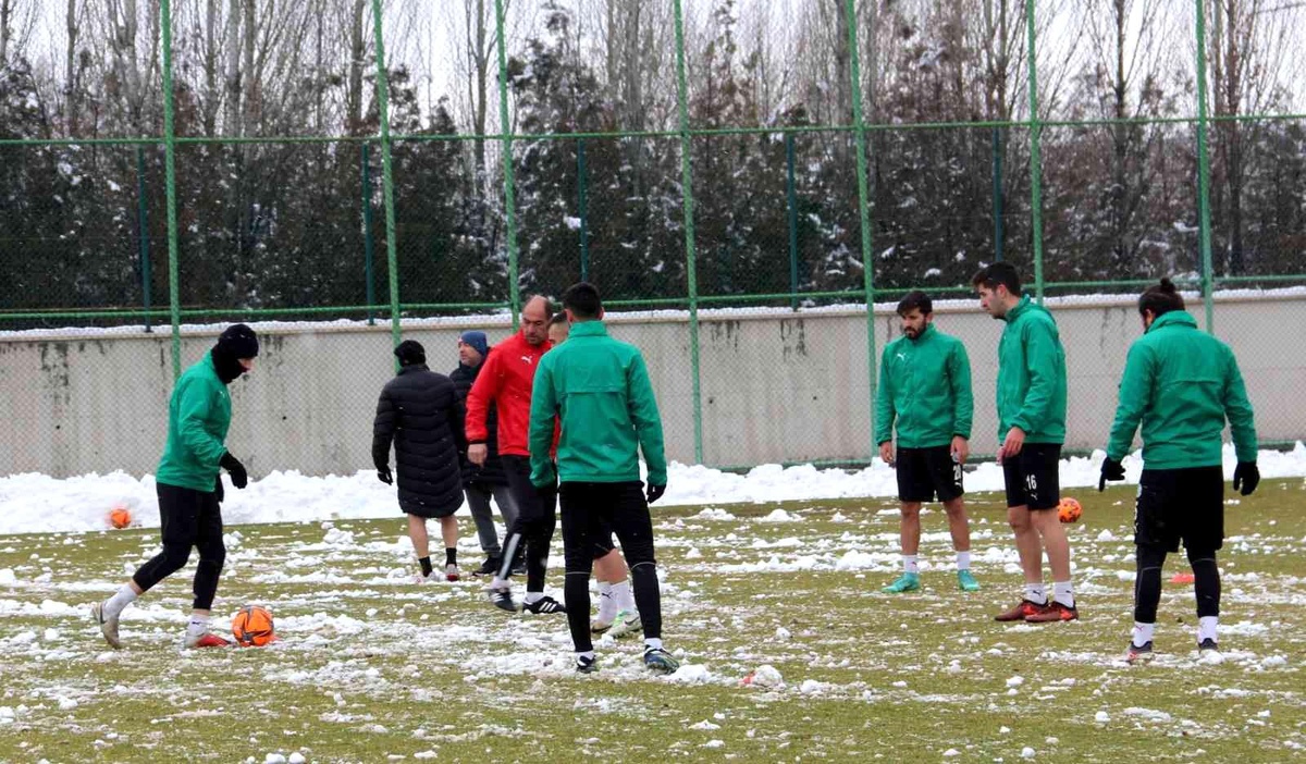 Sivas Belediyespor, kar altında çalıştı