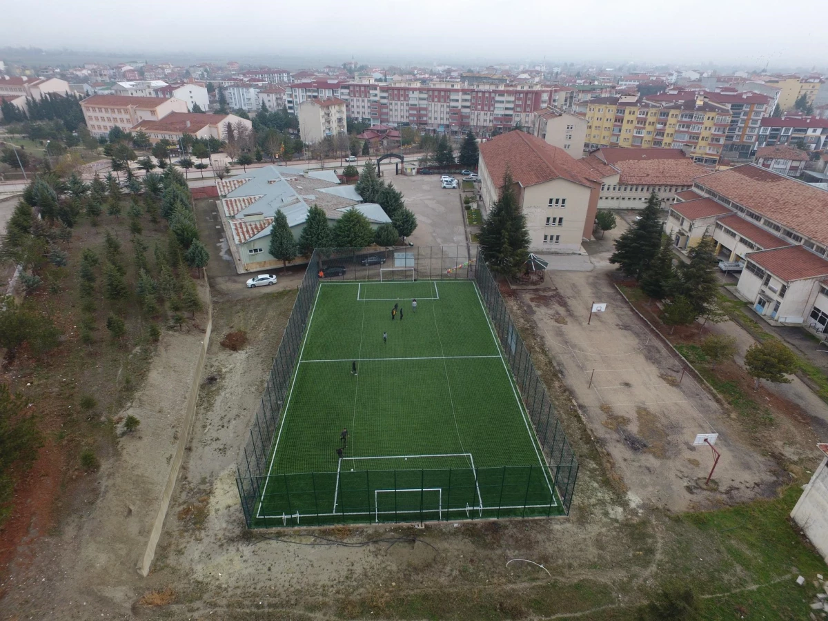 Suluova\'da yapılan halı sahalar hizmete sunuldu