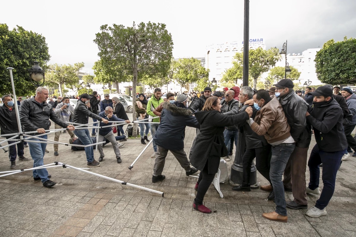 Tunus güvenlik güçleri "anayasaya karşı darbeye son verilmesi" eylemine müdahale etti