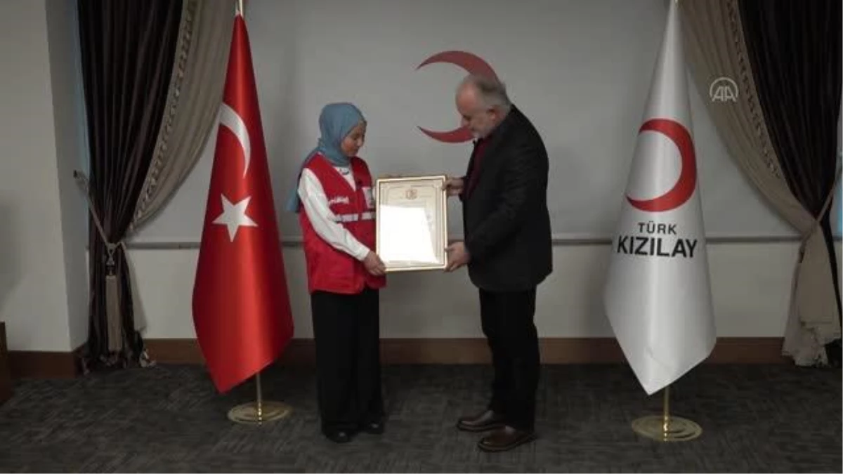Türk Kızılay, Suriyeli Nura Çavuş\'u "Örnek Gönüllü" ilan etti
