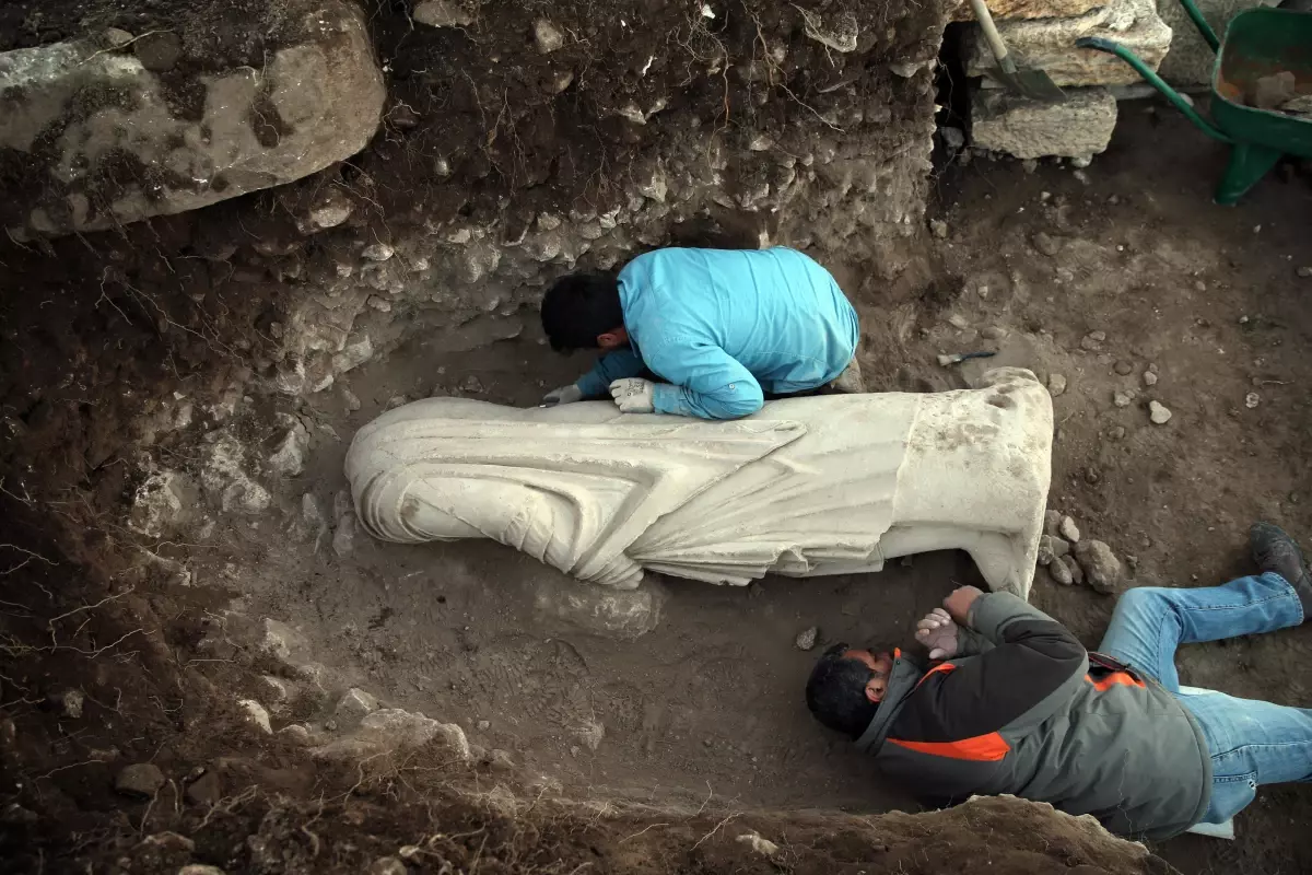 Uşak\'taki Blaundos Antik Kenti kazılarında 2 bin yıllık iki heykel bulundu