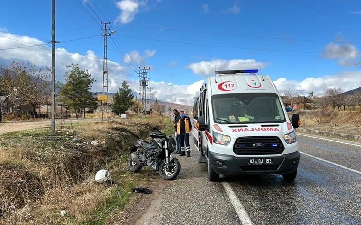 Yan yatan motosiklet sürücüsü yaralandı
