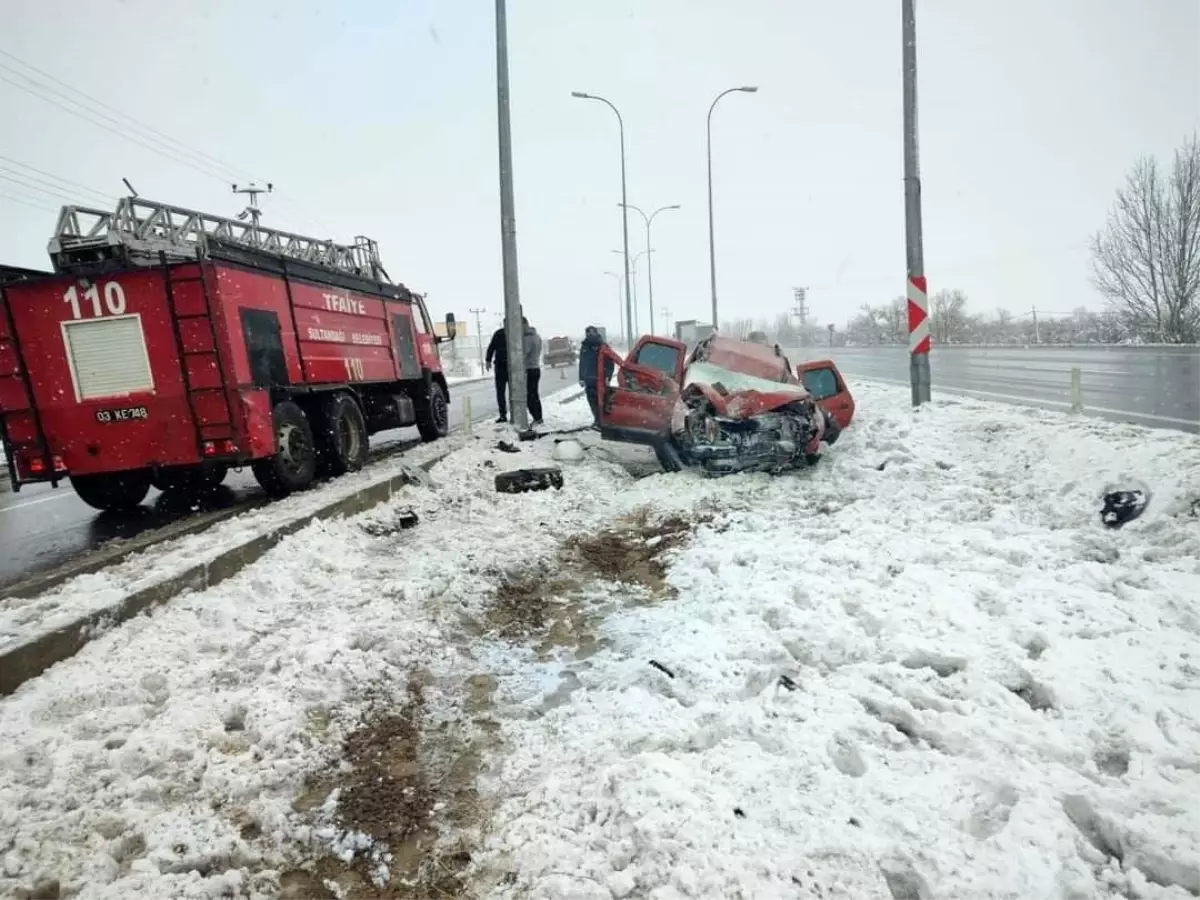 Afyonkarahisar\'da otomobil aydınlatma direğine çarptı: 3 yaralı