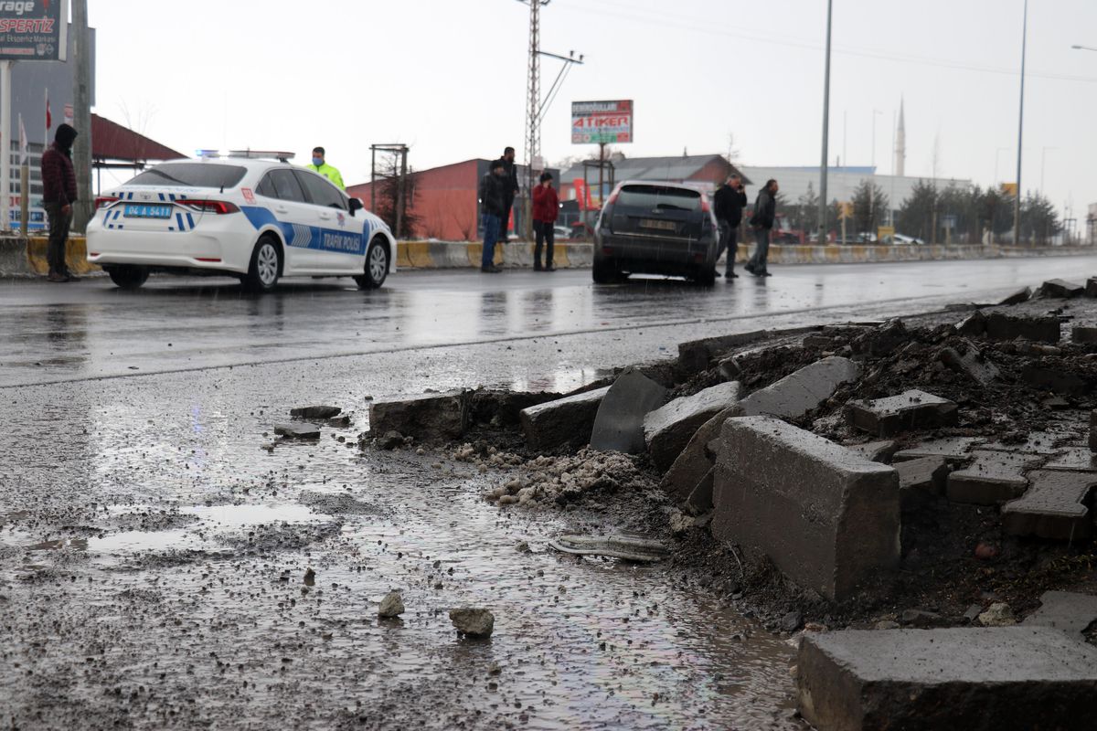 Ağrı\'da kaldırıma çarpan otomobildeki 2 kişi yaralandı