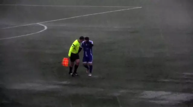 Amatör lig maçına yağmur ve fırtına engeli Amatör lig maçına yağmur ve fırtına engeli