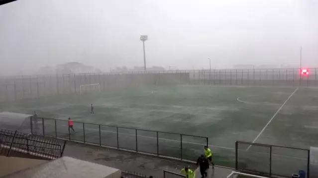 Amatör lig maçına yağmur ve fırtına engeli