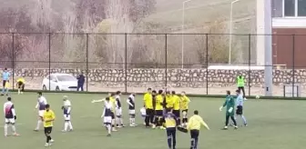 AMATÖR LİG MAÇINDA FUTBOLCU, SAHADA YERE YIĞILDI