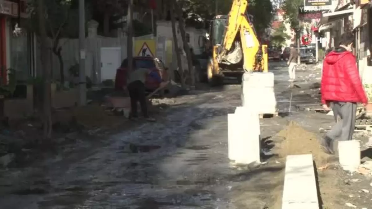 Bakırköy'de alt yapı çalışması nedeniyle cadde çamurlu yola döndü