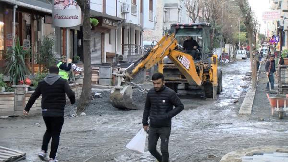 Bakırköy\'de altyapı için kazılan çukurlar caddeyi çamur içinde bıraktı