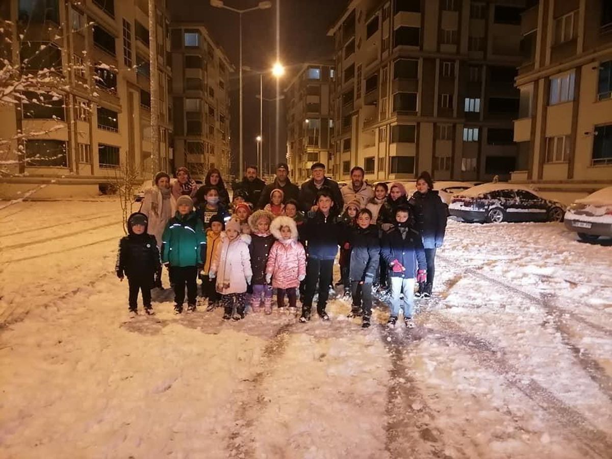 Son dakika haberleri: Bayburt kent merkezi beyaza büründü, çocuklar karın tadını çıkarttı
