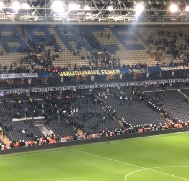 Beşiktaş maçının ardından Fenerbahçe taraftarı stadı terk etmiyor: Ali Koç istifa