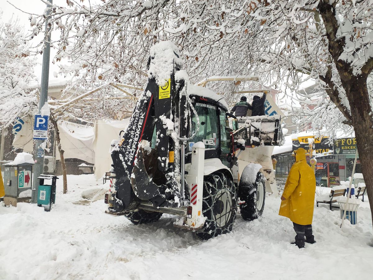 Beyşehir\'de caminin ters şemsiyesi kar yükünü kaldıramadı