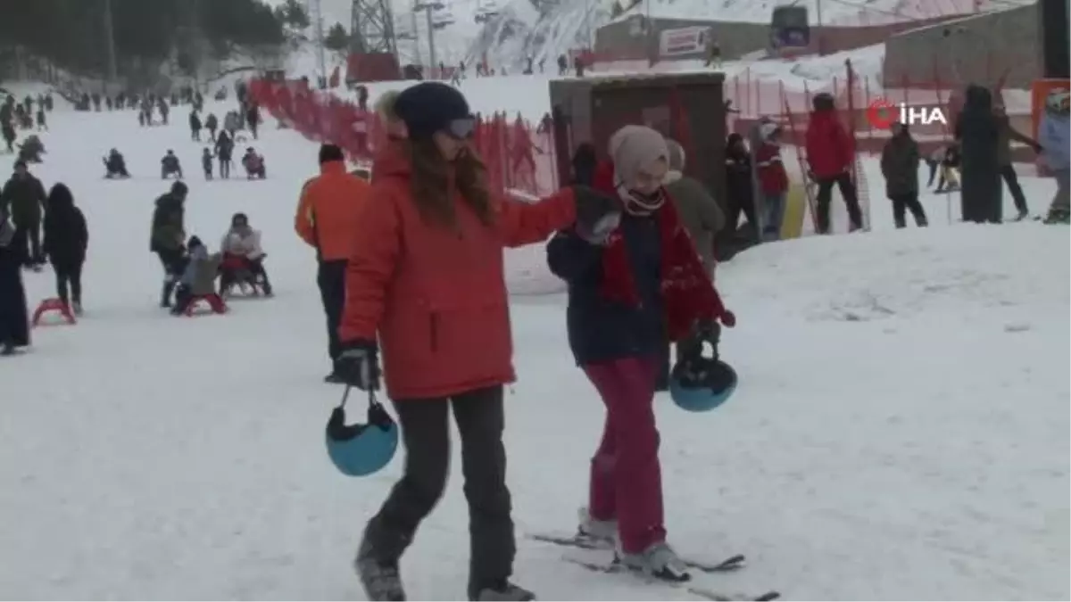 Binler Palandöken'e akın etti, pistler doldu taştı