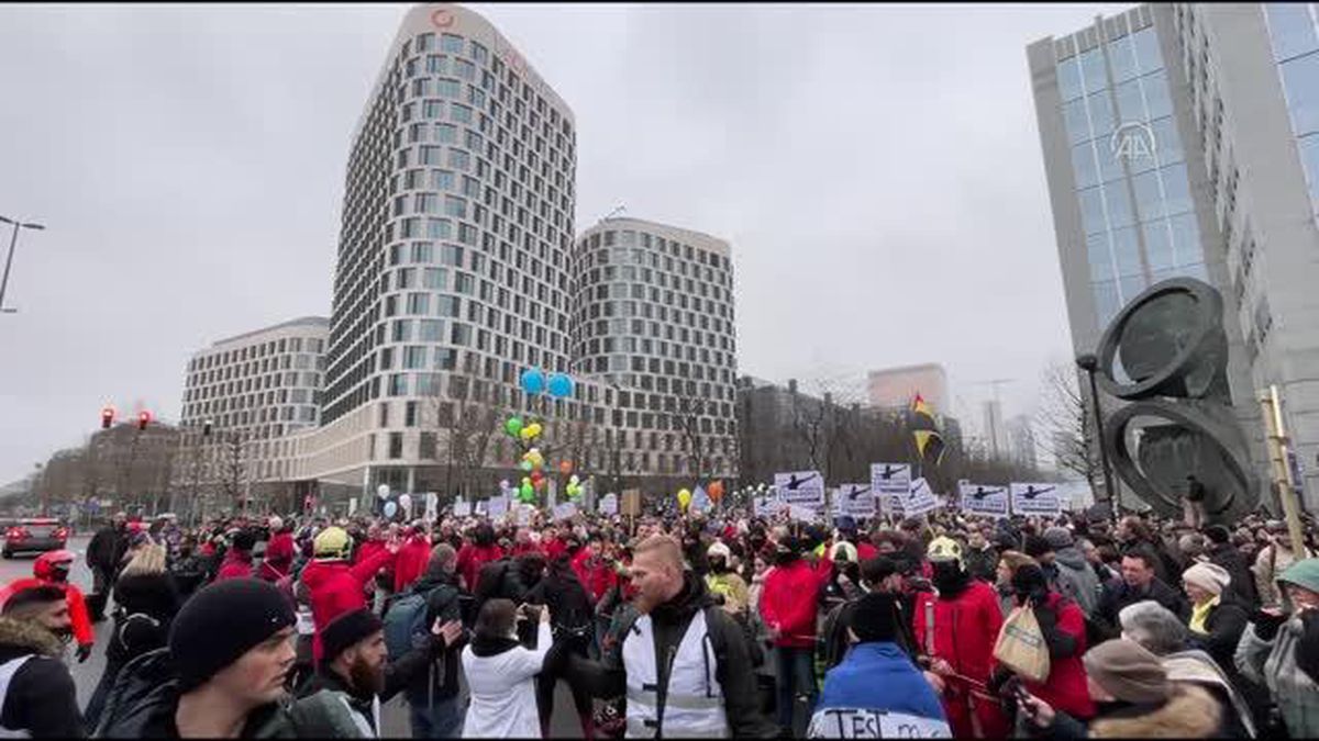Binlerce kişi 'zorunlu aşı' karşıtı protesto yürüyüşü yaptı (2)