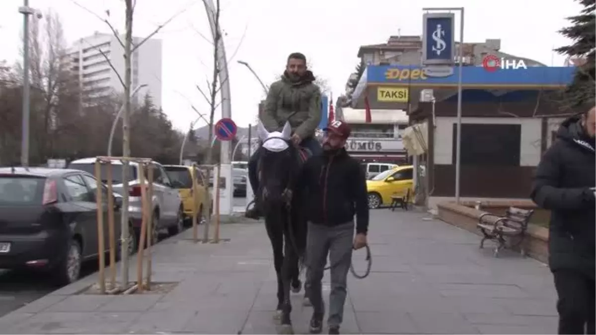 Bu mekanın kuryeleri siparişinizi "at" ile getiriyor