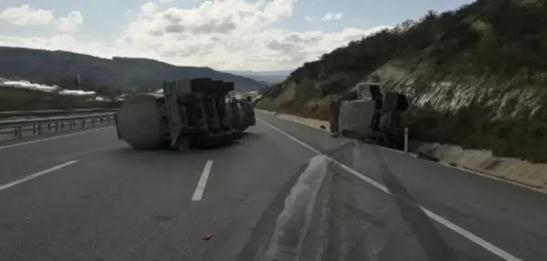 ÇATALCA'DA ATIK SU TANKERİ BARİYERLERE ÇARPIP YAN YATTI