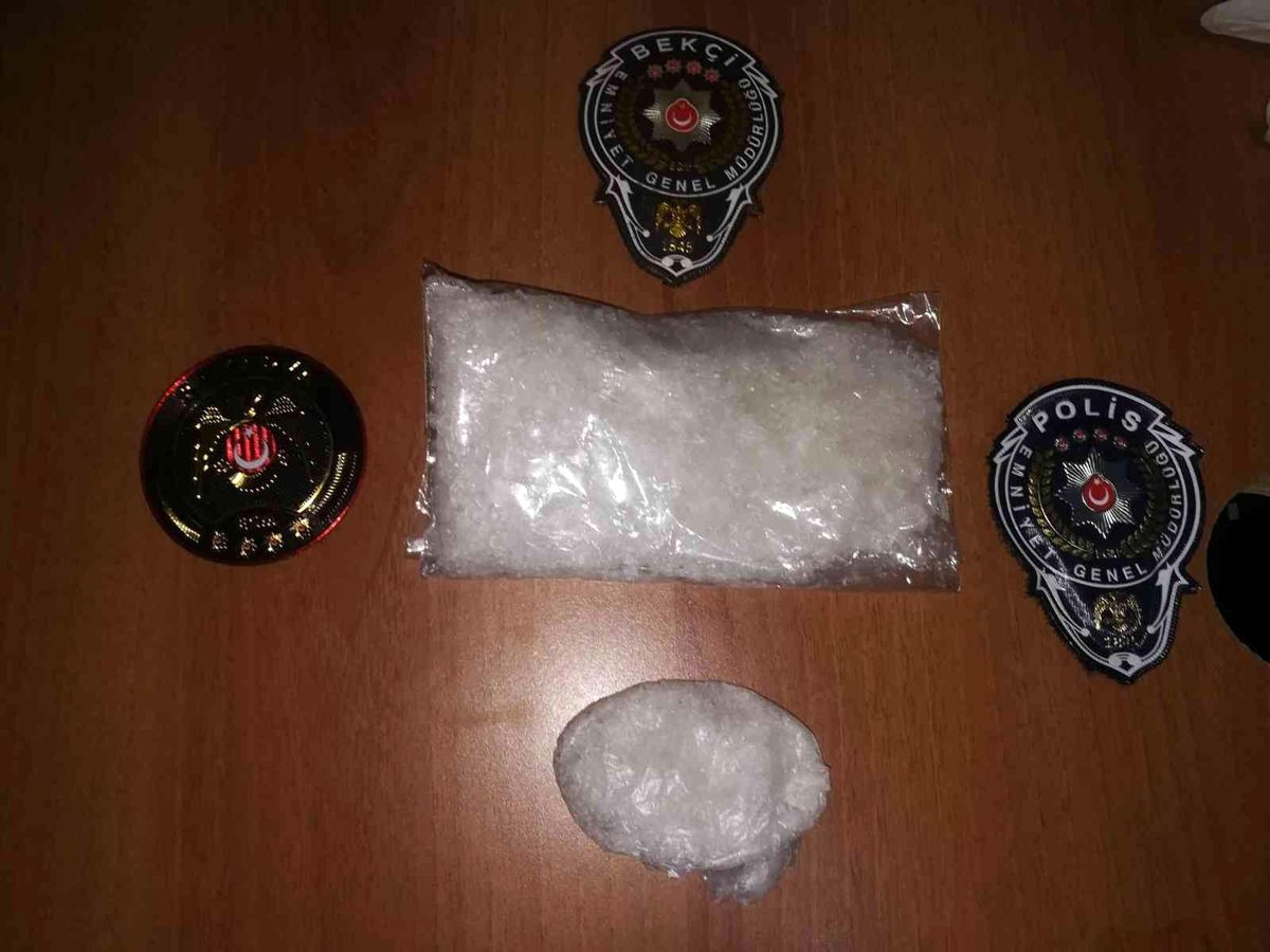 Ekiplerce durdurulan araçta 142 gram metamfetamin ele geçirildi