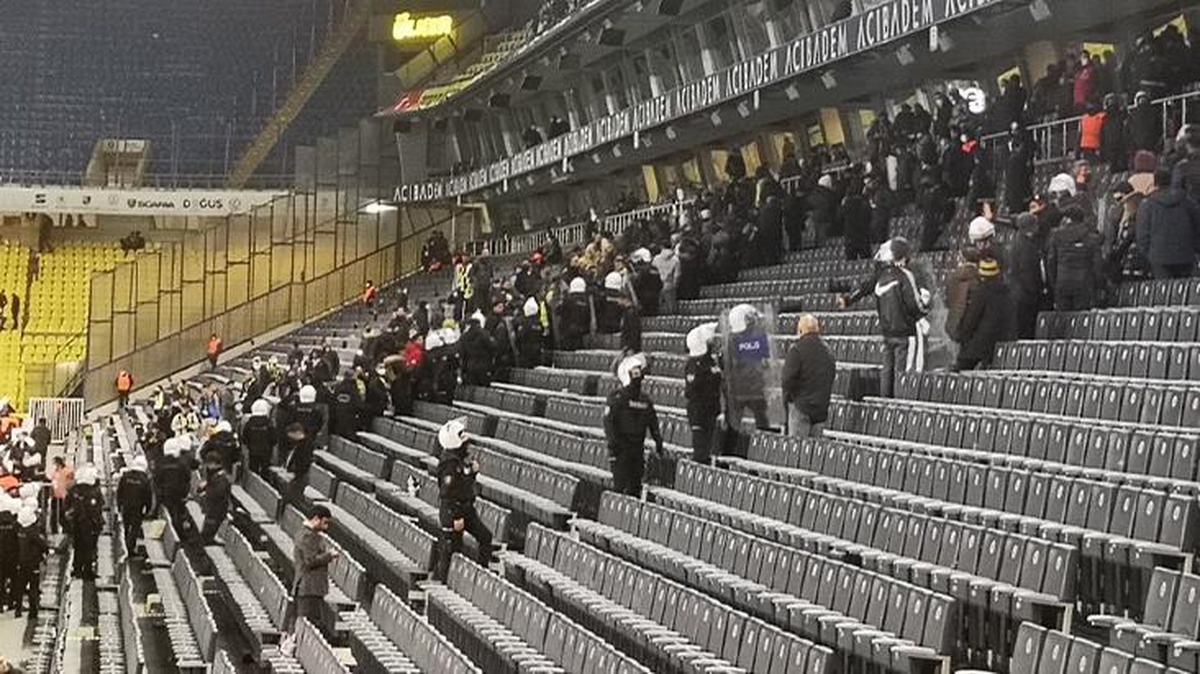 Fenerbahçe tribünlerinde çıkan kavgaya polis müdahale etti