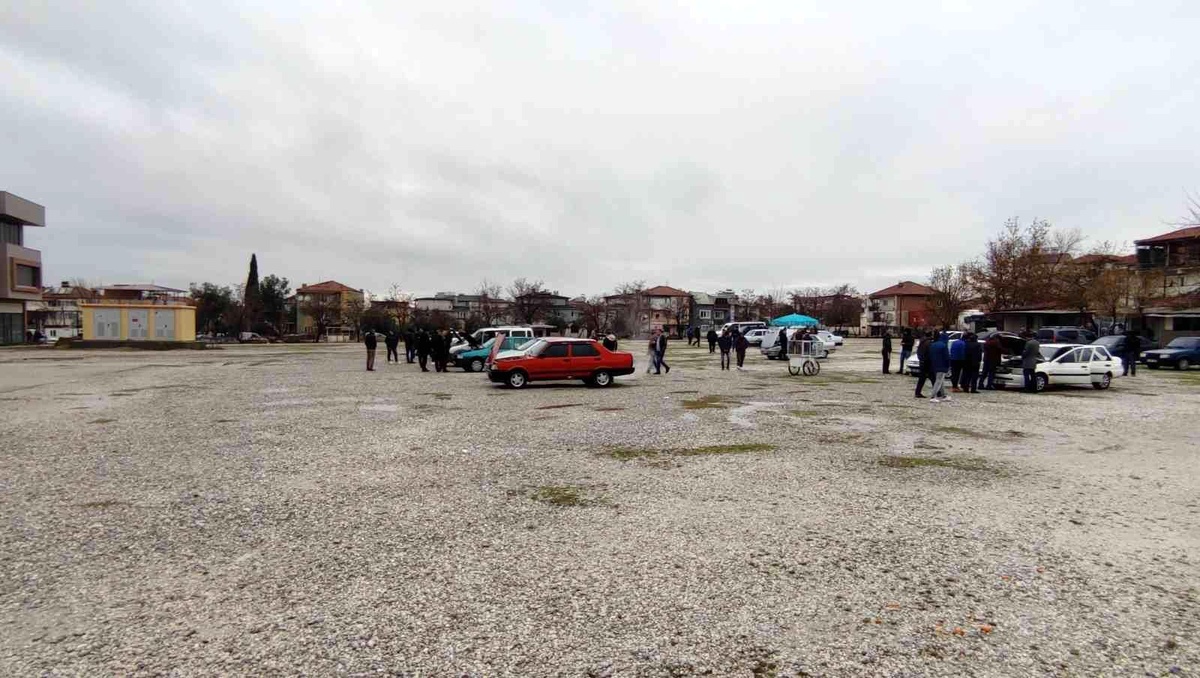 Fiyat belirsizliği otomobil pazarını boş bıraktı