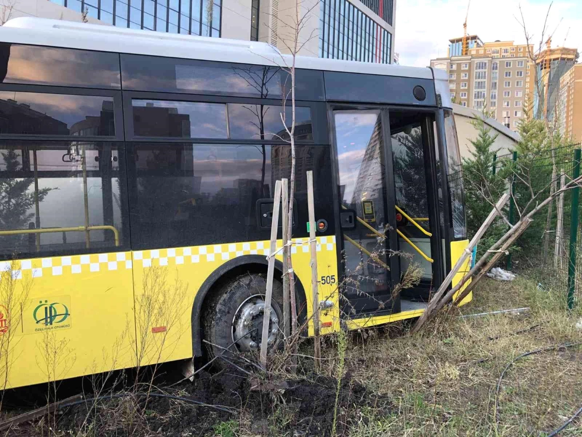 Ataşehir\'de freni patlayan İETT otobüsü kaza yaptı