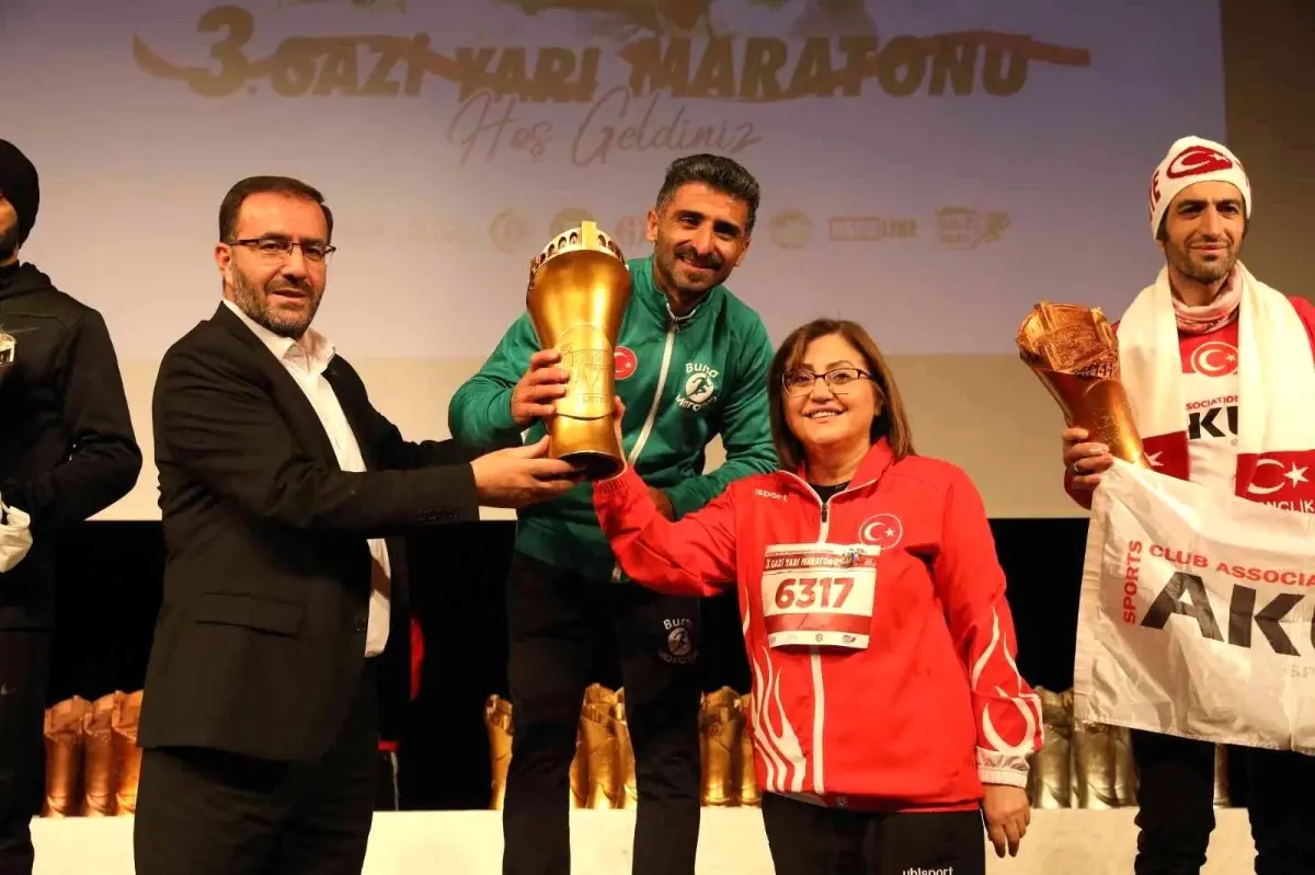 Gazi Yarı Maratonu\'nun ödülleri sahiplerini buldu