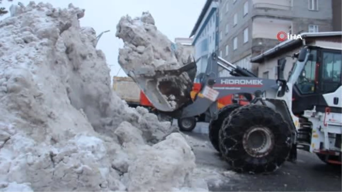 Hakkari\'de iki günde 500 kamyon kar taşındı
