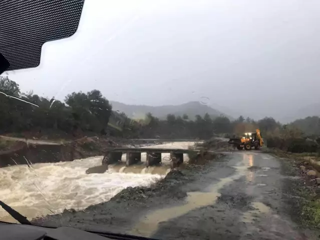Sağanak nedeniyle köprü yıkıldı, tekne alabora oldu