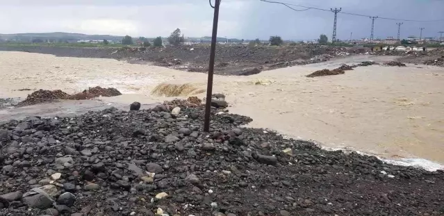 Sağanak nedeniyle köprü yıkıldı, tekne alabora oldu