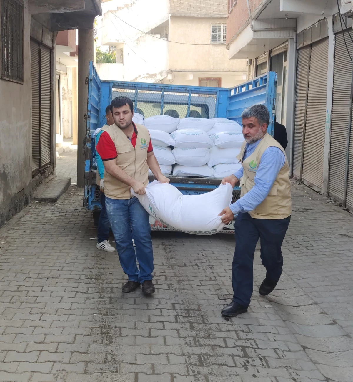 Help Yetim İnsani Yardım Organizasyonu\'ndan Cizre\'deki ailelere gıda yardımı