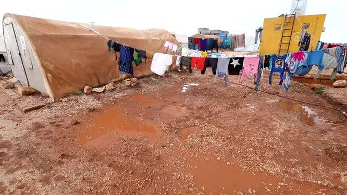 İdlib'de şiddetli yağış sonucu çadır kentler sular altında kaldı