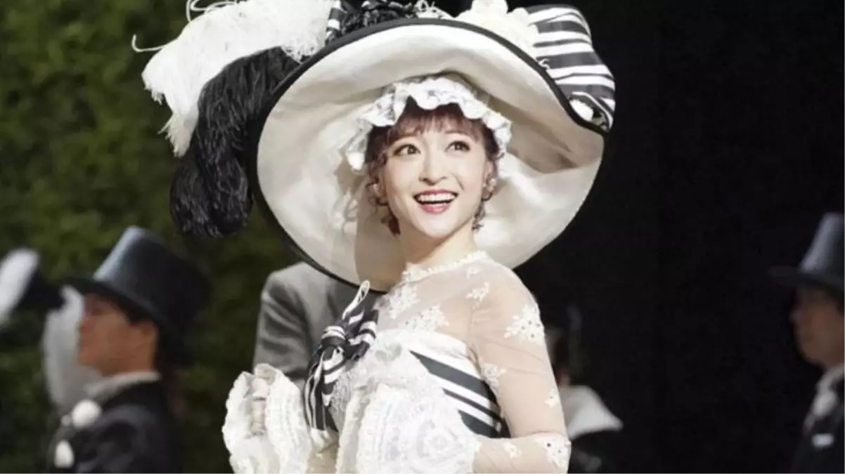 Japon şarkıcı Kanda Sayaka, 22 katlı otelin balkonundan düşerek can verdi