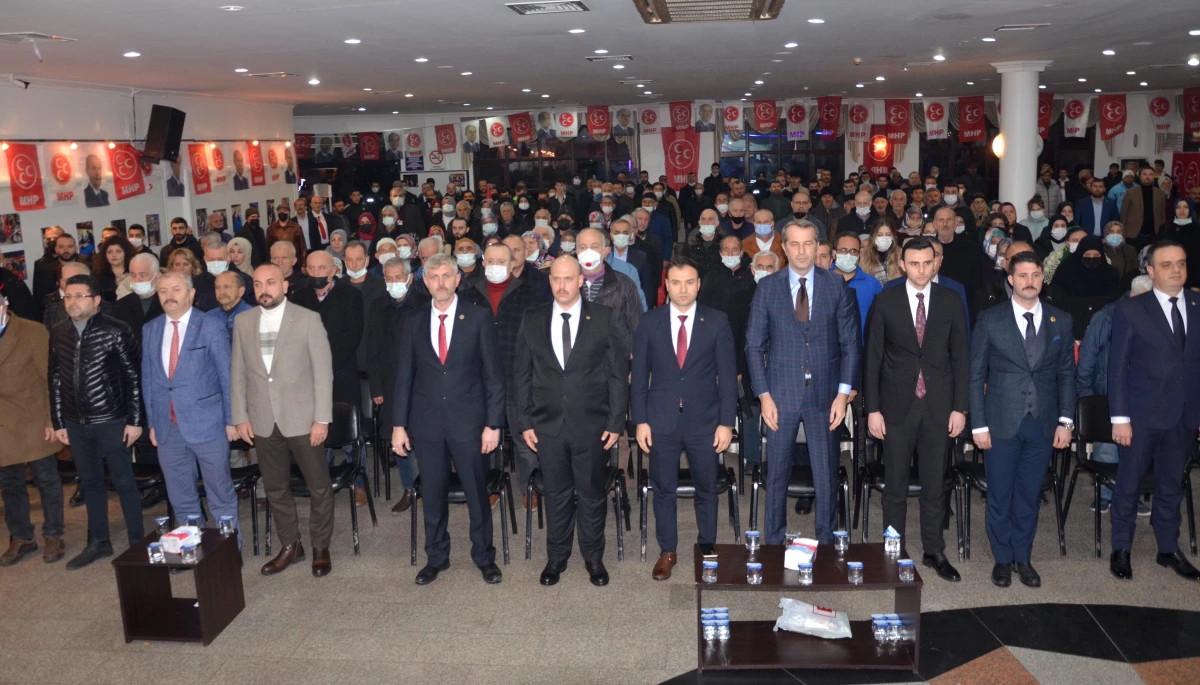 Karamürsel\'de MHP\'ye üye olan 307 kişiye rozetleri takıldı