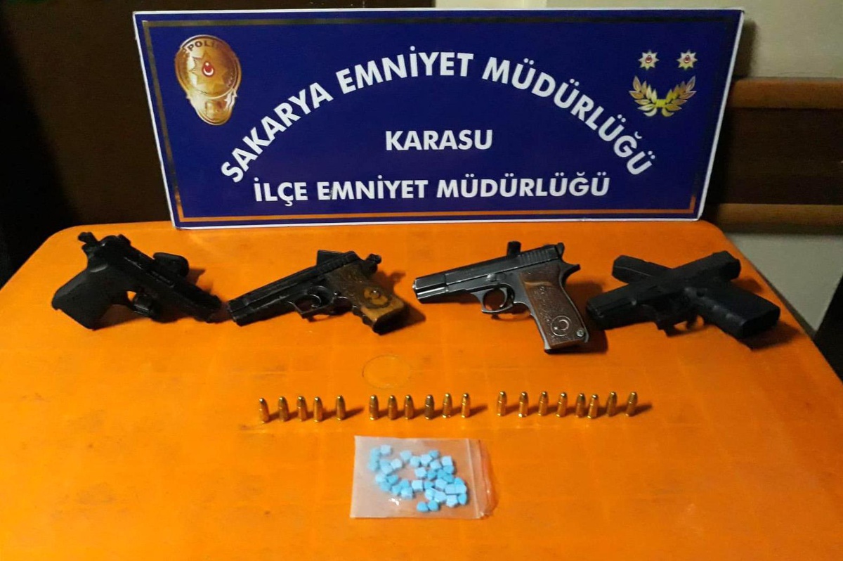 Karasu\'da "huzur" uygulamasında aranan 2 zanlı yakalandı