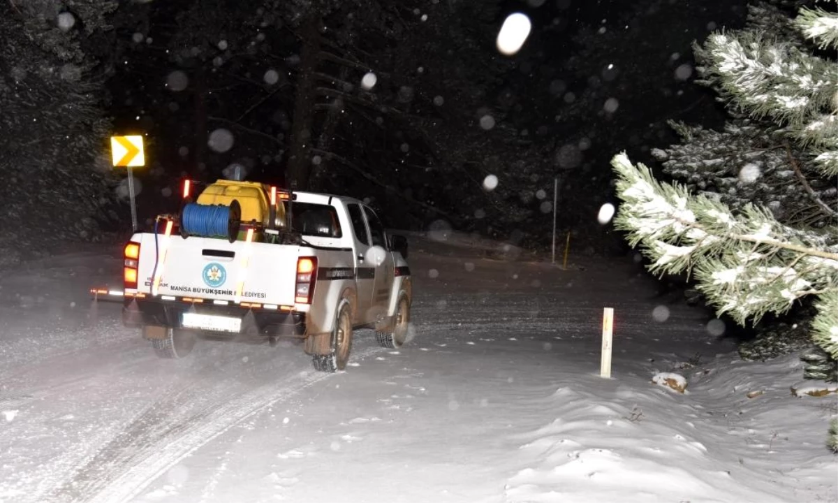 Kar nedeniyle Spil Dağı\'nda mahsur kalan vatandaşlar kurtarıldı