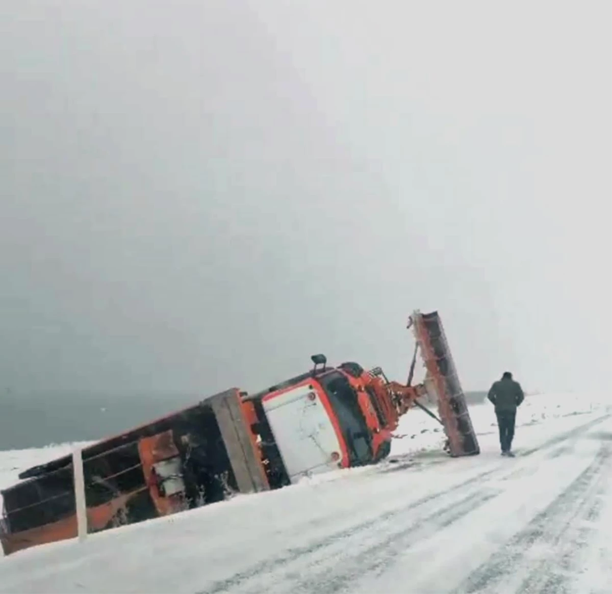 Kars\'ta devrilen kar küreme aracının sürücüsü yaralandı