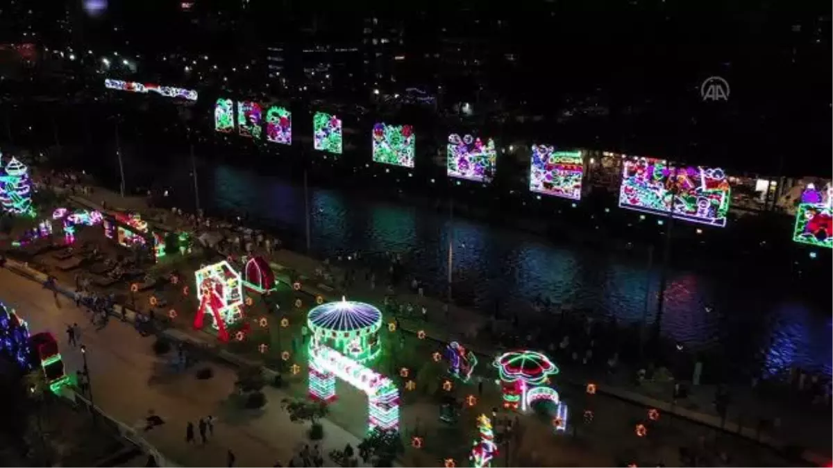 Kolombiya sokakları, Noel öncesi ışıklandırıldı