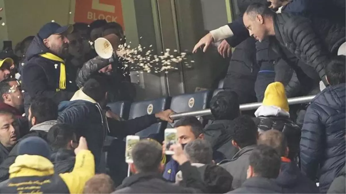 Kadıköy'de ortalığı ayağa kaldıran görüntü! Başkan Ali Koç'a patlamış mısırlı saldırı iddiası