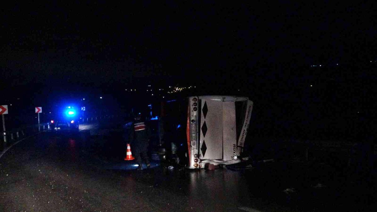 Mersin\'de midibüs devrildi: 4 yaralı