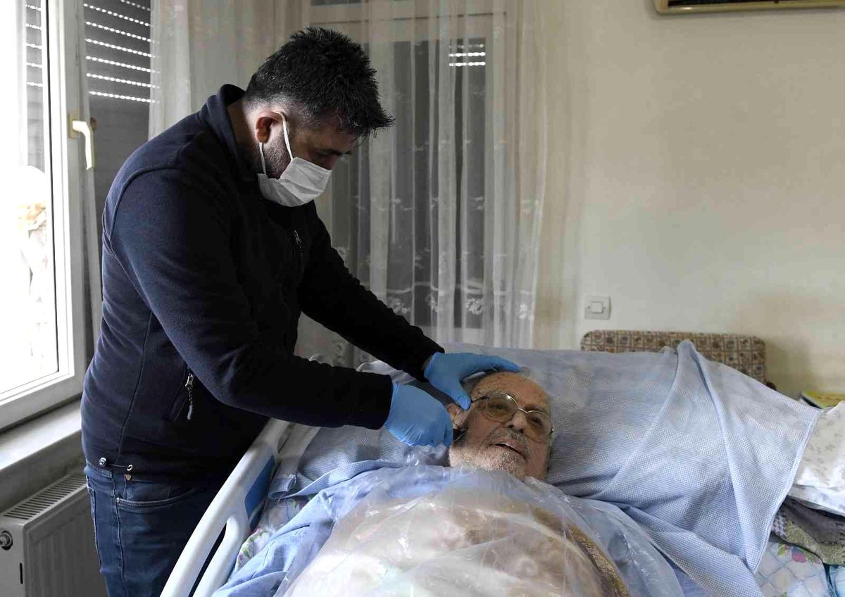 Muratpaşa\'da hastaların bakımları evden çıkmadan yapılıyor
