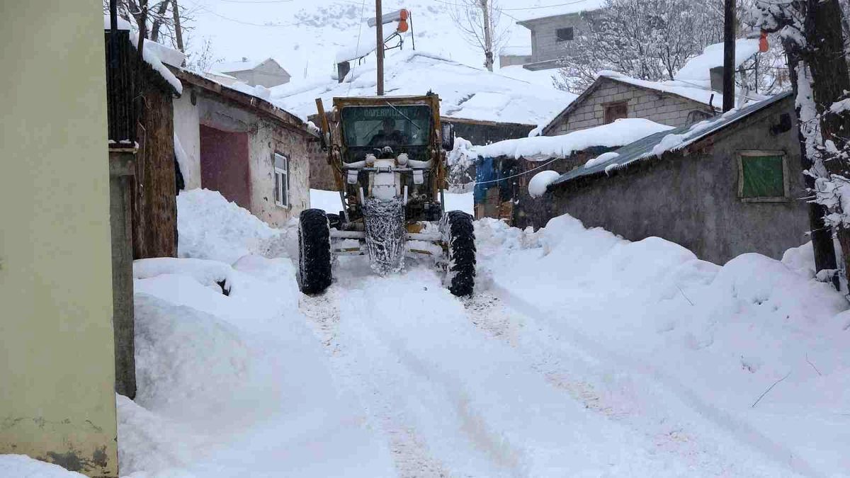 Muş\'ta 63 köy yolu ulaşıma kapandı
