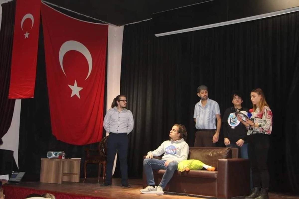 Pınarhisar\'da "Duygu Makinesi" adlı tiyatro oyunu sahnelendi