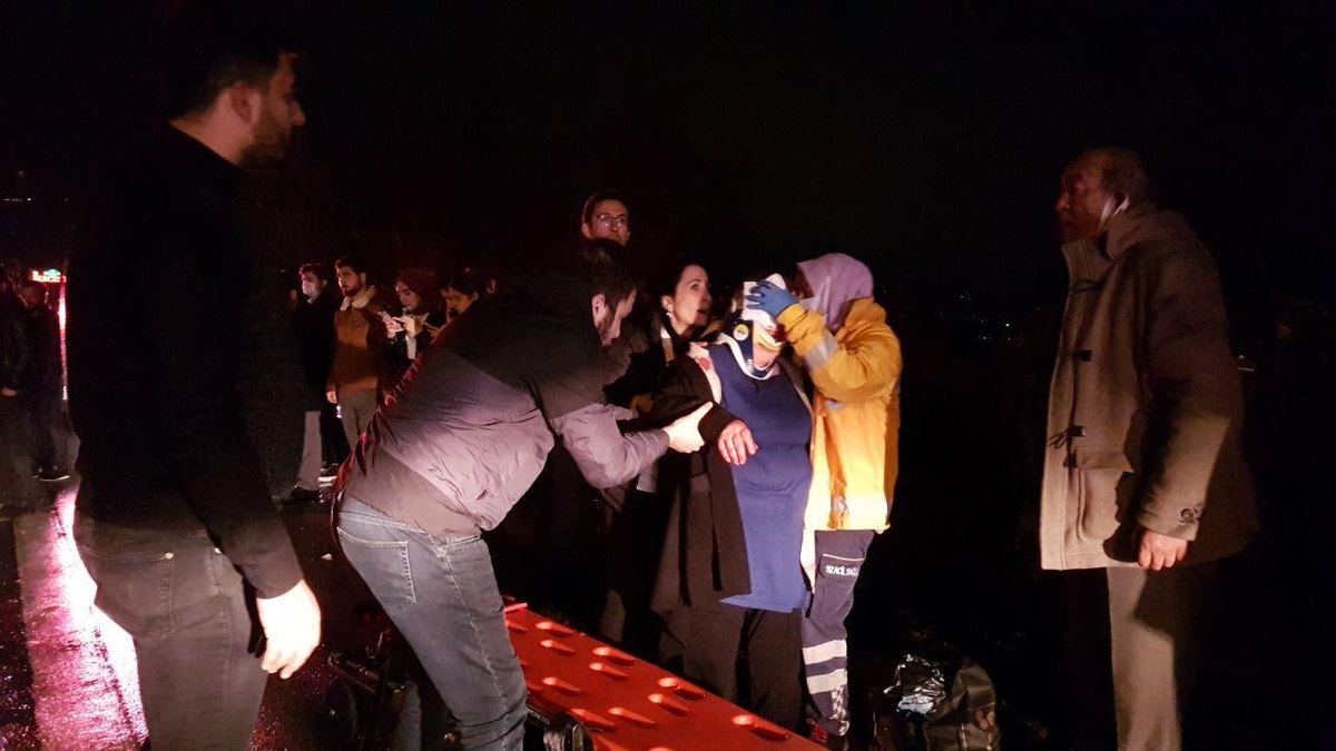 Son dakika: Sakarya\'da yolcu otobüsünün karıştığı zincirleme kazada 20 kişi yaralandı