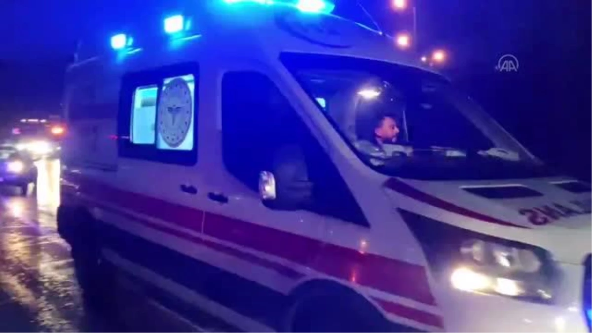 Sancaktepe\'de iki otomobilin çarpışması sonucu 4 kişi yaralandı